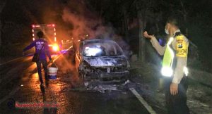 Grand Livina Berpenumpang 5 Orang Warga Sidoarjo, Ludes Terbakar Di Ponorogo