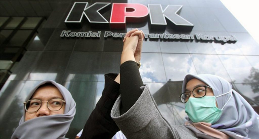 Dua wanita yang tergabung dalam Wadah Pegawai KPK melakukan aksi solidaritas