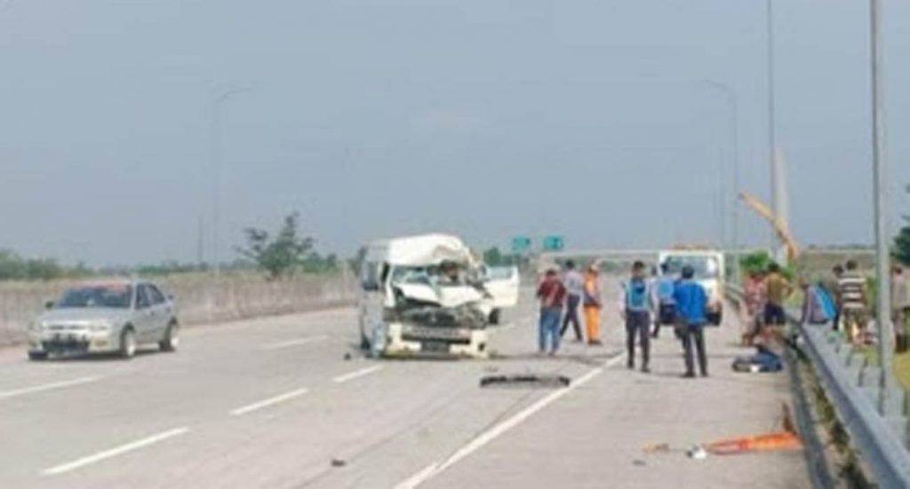 Minibus Pemudik Bepenumpang 12 Orang Tabrak Truk Di Tol Madiun, 4 Orang Luka-Luka
