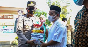 Polres Jombang Salurkan Zakat Fitrah Kepada 1.083 Orang