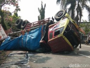 Rem Blong, Truk Tronton Bermuatan Semen Picu Tabrakan Beruntun Di Jalan Babat-Jombang