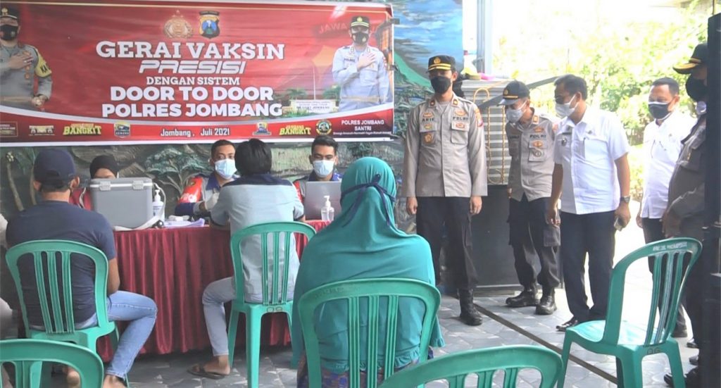 Untuk Percepatan, Polres Jombang Laksanakan Program Vaksinasi Door To Door
