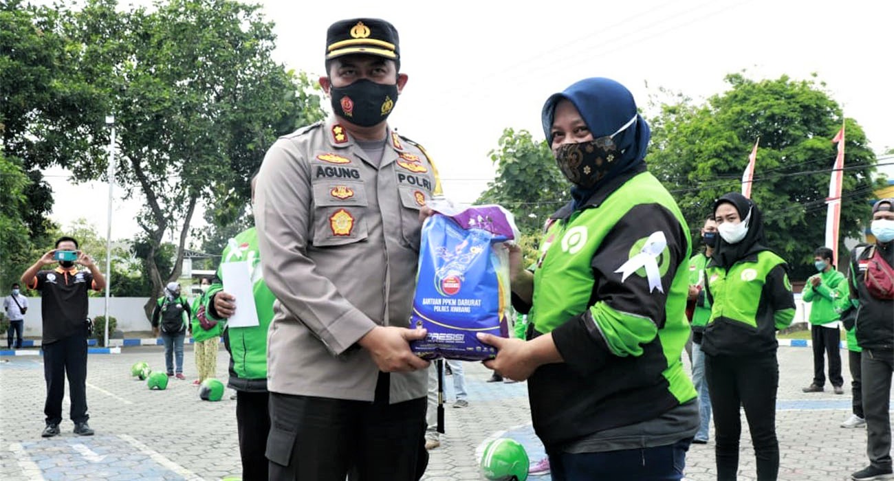 Polres Jombang Salurkan 100 Paket Sembako Bansos Kepada Komunitas Ojol