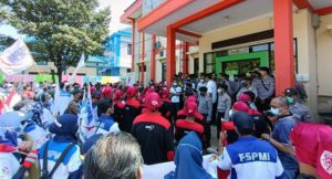 Kecewa Tak Dapat Bansos, Buruh Di Tuban Demo Dan Segel Disnaker