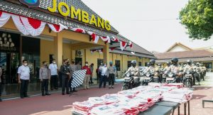Polres Jombang Bagikan 1.300 Bendera Merah Putih Kepada Warga