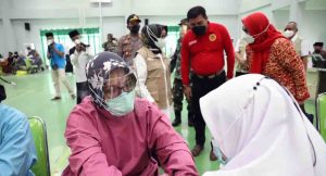 Bupati Jombang Didampingi Kabinda Jatim Pantau Vaksinasi Di Mambaul Ma’arif Denanyar