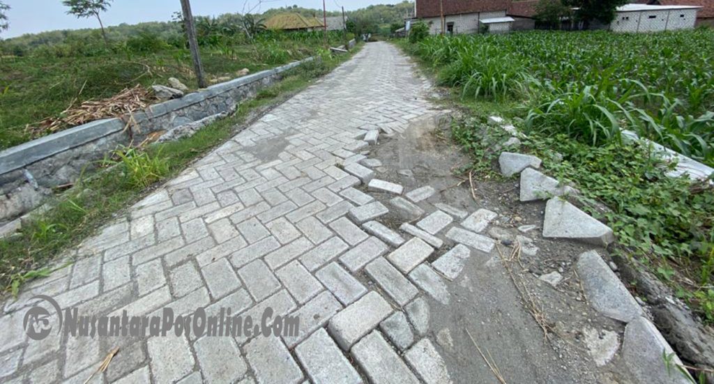 Belum 1 Bulan Selesai Dikerjakan Pemborong, Jalan Paving  Desa Sukodadi Sudah Hancur