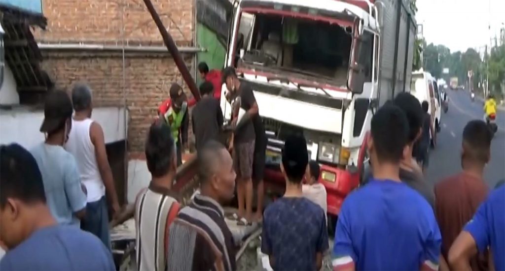 Diduga Rem Blong, Truk Trailer Hantam Rumah Dan Pos Kamling