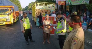 Personel Gabungan Gelar Operasi Yustisi Dan Pembagian Masker Gratis Di Pasar  Pedas