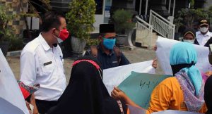 Proyek Seragam Gratis Dibatalkan,  Wali Murid Demo Disdikbud Jombang