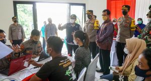 Kapolres Jombang Bersama Forkopimda Pantau Vaksinasi Masal Di Aula GKJW Dan Ponpes At-Tahzib