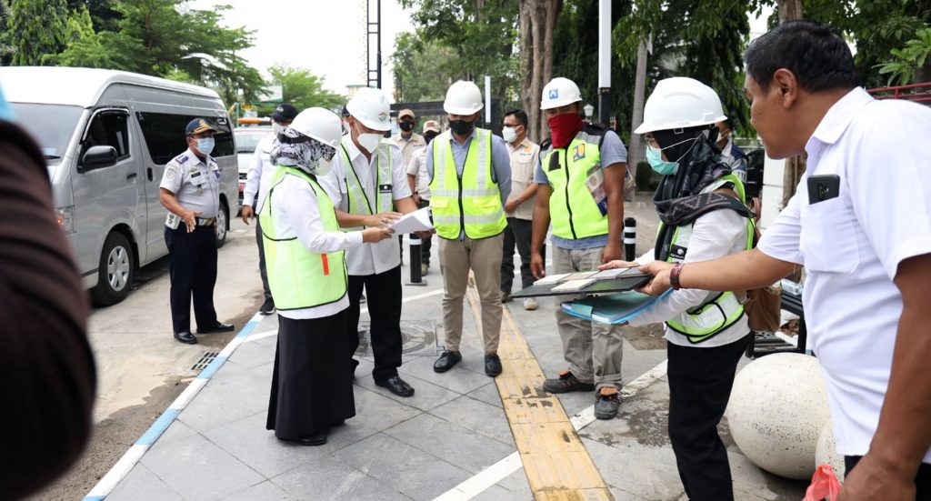 Bupati Mundjidah Pantau Proyek Rehabilitasi Trotoar Wahid Hasyim Dan Alon-Alon Jombang
