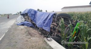 Bahu Jalan Ring Road Mojoagung Ambles, Truk Tangki Muat Semen Terguling