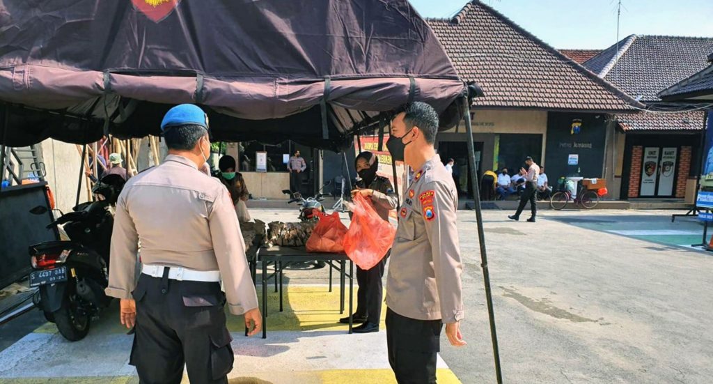 Polisi Jombang Bagikan Nasi Bungkus Kepada Warga Terdampak Covid 19