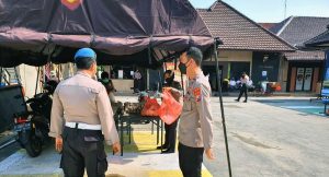 Polisi Jombang Bagikan Nasi Bungkus Kepada Warga Terdampak Covid 19