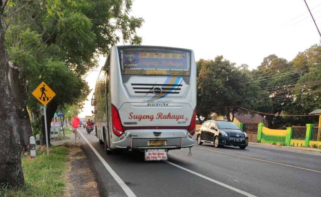 Supir Bus Sugeng Rahayu Pukuli pengemudi Ojol di Jombang