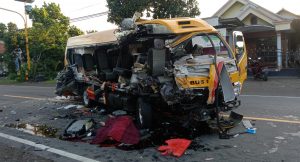 Elf Rombongan Santri Gadingmangu Dihantam Truk Di Gampengrejo, 4 Korban Tewas