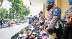 Pemeriksaan Senpi Berkala, Polres Jombang Tarik 7 Senpi