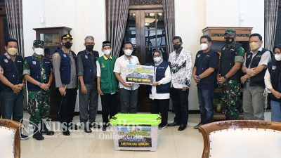 Bupati Jombang Serahkan Donasi Untuk Korban Erupsi Semeru Ke Bupati Lumajang