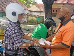 DPC Partai Demokrat Jombang Bagikan Nasi Bungkus Ke Warga Kurang Mampu