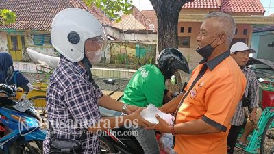 DPC Partai Demokrat Jombang Bagikan Nasi Bungkus Ke Warga Kurang Mampu