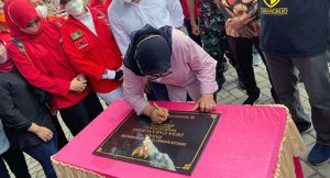 Anggota Komisi V DPR RI Mbak Estu, Resmikan Pasar Desa Carangrejo