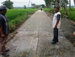 Pengerjaan Jalan Lingkungan dari Dana Desa di Kebondalem Jombang Diborongkan