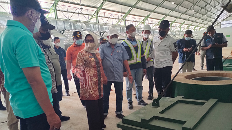 Tinjau Proyek IKM SLAG Aluminium Di Desa Bakalan Sumobito, Ini Pesan Bupati Jombang