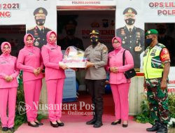 Bhayangkari Polres Jombang Bagikan Bingkisan Makanan Kepetugas Pospam  Ops Lilin Semeru 2021