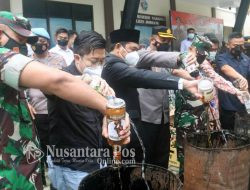 Akhir Tahun 2021, Polres Jombang Musnakan Ribuan Botol Miras Hasil Sitaan