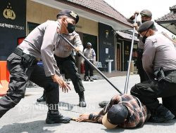 Simulasi Penyerangan Pos Jaga Polres Jombang, Polisi Lumpuhkan Pria Bersajam