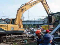 PT KAI Daop 8 Gusur Bangunan Liar di Aloon-aloon Contong Surabaya