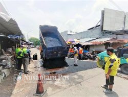 Dinas PUPR Jombang Perbaiki Jalan Berlubang di Belakang Pasar Legi