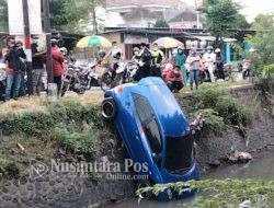 Lupa Netralkan Gigi, Begitu Distart Honda Brio Nyebur ke Sungai di Mojokerto