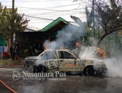 Sedan Nissan Sentra Milik Pemudik Ludes Terbakar di Jalur Ploso-Jombang