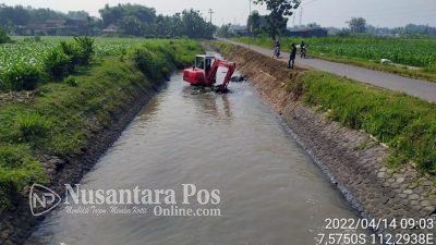 Dinas PUPR Jombang Normalisasi Saluran Irigasi Sekunder Caruban di Desa Sukosari