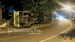 truk gandeng terguling di jalan Mastrip Jombang