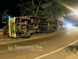 Truk Gandeng Muatan Kertas, Terguling di Jalan Mastrip Jombang