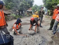 DPUPR Jombang Gerak Cepat Tambal Jalan Rusak di Desa Bareng-Desa Kayen