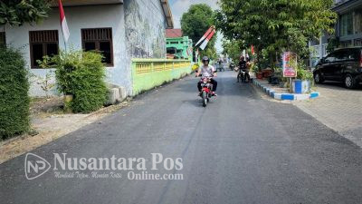 Dukung Aktivitas Warga Pemdes Candimulyo Jombang Bangun Jalan Hotmix