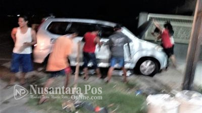 Avanza Hantam Pembatas Jembatan Lalu Tabrak Bekas Potongan Pohon di Jombang