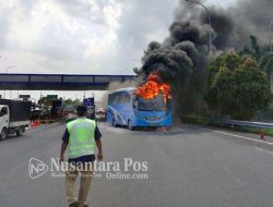 Bus Rombongan Mahasiswa Mataram Ludes Terbakar di Exit Tol Menanggal Surabaya