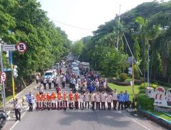 Hari Pahlawan, Pemotor di Jombang Berhenti di Simpang Jalan dan Heningkan Cipta