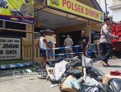 Sopir Truk Ugal-Ugalan, Tabrak 3 Motor Dan Pagar Mapolsek Diwek Jombang