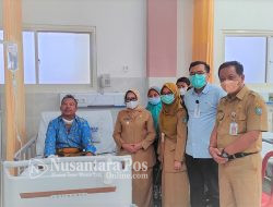Bupati Jombang Sambangi Muslikin Penderita Tumor Gondok Yang Berhasil Dioperasi