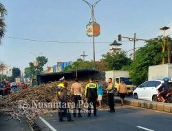 Truk Tebu Terguling di Lawang Malang, Bikin Lalu Lintas Macet