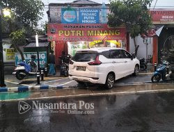 Mobil Xpander Asyik Nongkrong di Atas Pedestrian Jombang, Hadang Pejalan Kaki
