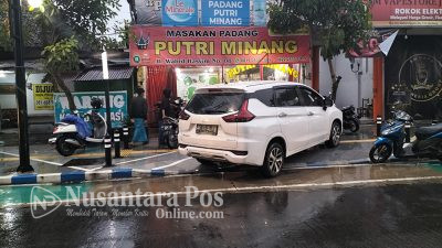 Mobil Xpander Asyik Nongkrong di Atas Pedestrian Jombang, Hadang Pejalan Kaki