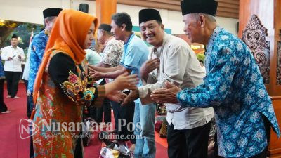 Wali Kota Mojokerto Bagikan Paket Sembako Pada Ketua RT, RW, LPM Hingga Tukang Gali Kubur