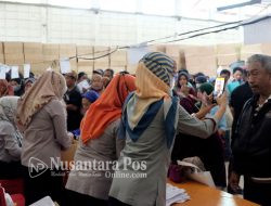 Antrian Penyaluran BLT di Kantor Pos Besar Surabaya Membludak
